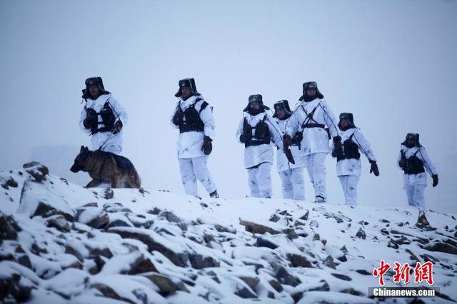 中国边防兵大年初一巡逻黑龙江 险掉进冰窟窿