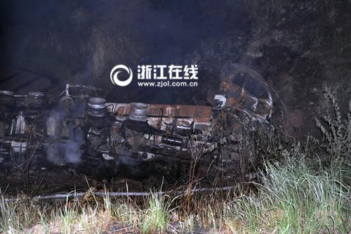 杭州载硫酸车侧翻起火事故:硫酸全部流入农田