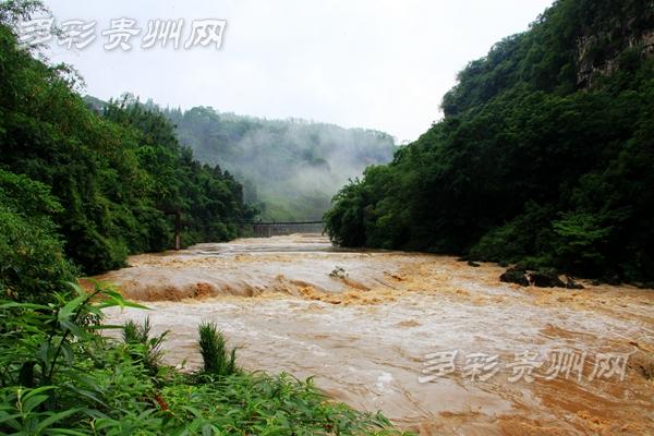 黄果树瀑布群迎今年以来最大水量 多个景点关闭