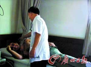 吴江南的针灸疗法让突尼斯人民啧啧称奇。