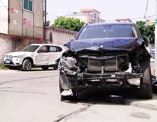 土豪的世界我不懂!夫妻闹离婚开奔驰宝马互撞