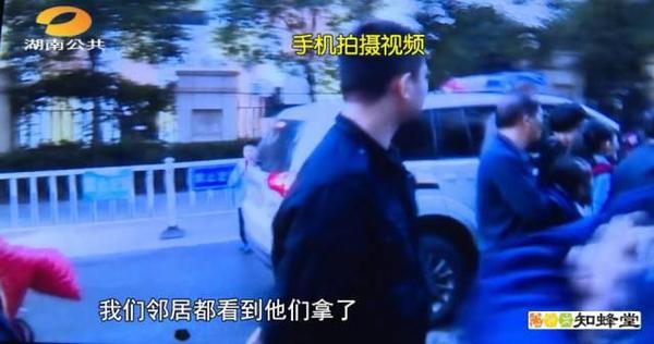 长沙某保安一脚踹翻豆腐脑摊 老人气得当街大哭