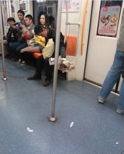 小伙地铁主动清污 被身旁<em>妹子搭讪</em>领走(图)_
