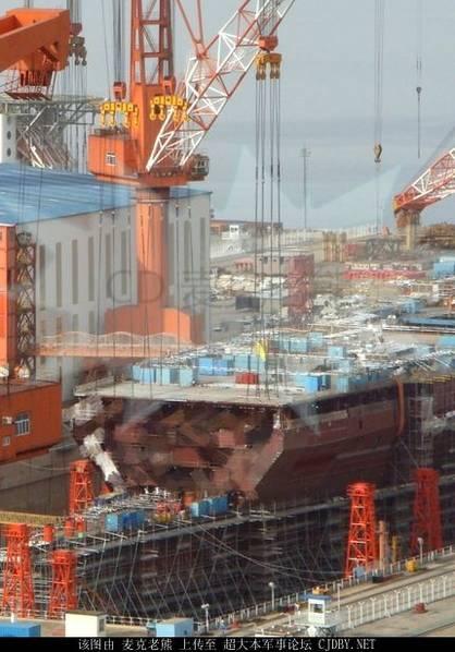 国产航母最新建造进度曝光 再装两分段舰艏上翘