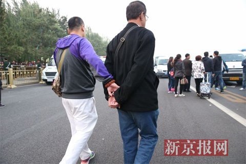 “十一”首贼被警察叔叔带走 在天安门偷钱包(图)