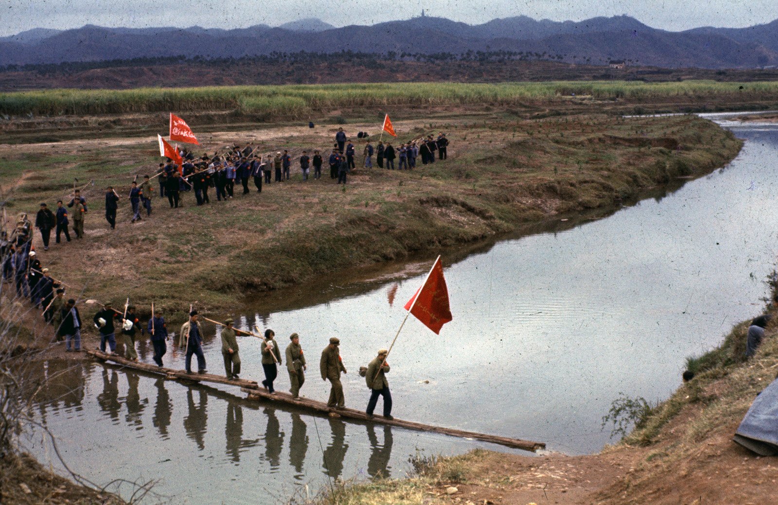 1966年,翁乃强主动向编辑部申请,跟随学生前往江西等地,重走长征路,沿途记录学生传播毛泽东思想的活动。 1966年,翁乃强主动向编辑部申请,跟随学生前往江西等地,重走长征路,沿途记录学生传播毛泽东思想的活动。