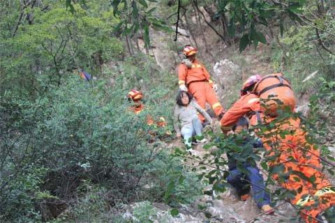 8岁男童被困野长城获救 坡度70度灌木丛生