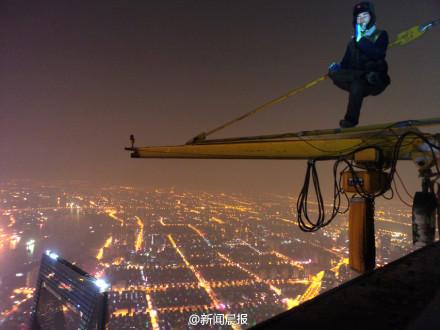 两90后中国小伙攀上海中心大厦 称高手在民间 