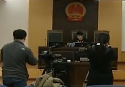 �ɷ�ײ��Ů����������