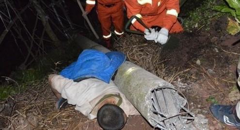 笨贼凌晨盗废弃电杆里钢筋 反被倒下电杆压住