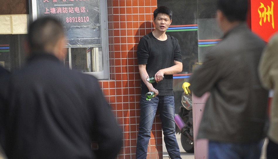 广东中山警方6小时制服自残艾滋男 (8)