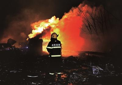 湖南高速爆炸事故致5死21伤 现场炸出大坑(图)
