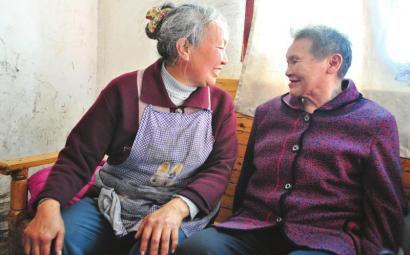 骆廷芝左和陈明芬右拉家常