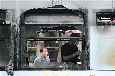 杭州公交起火致32人伤 车厢能闻到助焊剂味道
