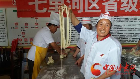 【网络媒体走转改】兰州七里河区:打造特色劳务品牌 让贫困户手持致富“金钥匙”(图)