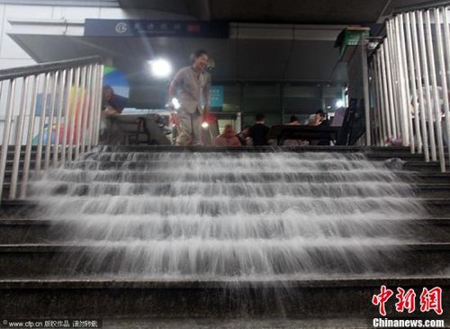 北京暴雨大风已致2死6伤 大树被连根拔或折断