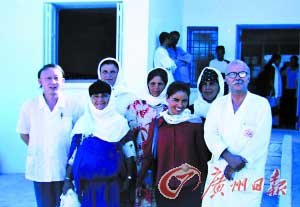 东莞医生吴江南先后三次援非，他在突尼斯推广针灸疗法和刮痧，广受好评。