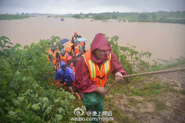 湖北20余名村民因洪水转移 跑回家取财物再被困