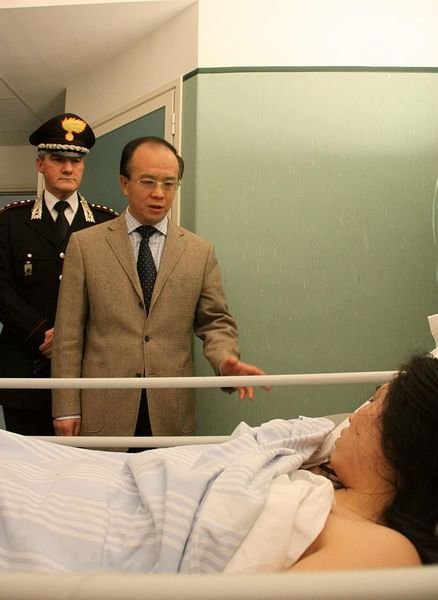 1月6日晚,中国驻意大利大使丁伟(中)前往罗马圣乔瓦尼医院,探望在1月4日抢劫枪击案中受伤的华人郑丽艳女士。4日晚,郑女士和丈夫、女儿在住宅楼前遭到两名蒙面歹徒袭击,歹徒企图抢走女主人身上的包,女主人在争执过程中受伤。歹徒随后拔枪朝其丈夫和9个月的女儿射击,导致两人死亡。两名歹徒随后逃离作案现场。目前,郑女士已没有生命危险。意大利警方正在全力侦破案件,尽快缉拿凶手。 新华社记者 王昀加