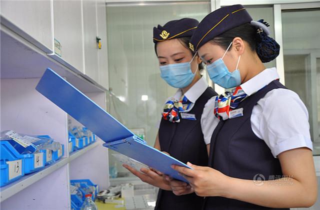 组图：江苏一医院推“空姐”护士服务 经航空公司培训