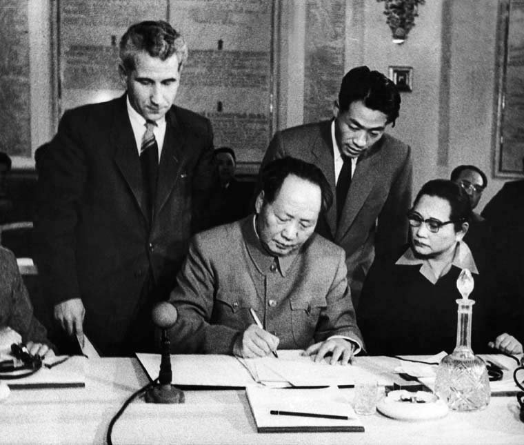 1957年11月,毛泽东在《莫斯科宣言》上签字。来源/中联部网站 1957年11月,毛泽东在《莫斯科宣言》上签字。来源/中联部网站