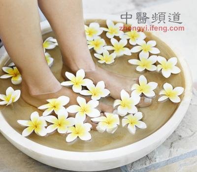 女性露脚易痛经 热水泡脚来保暖