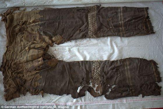 在中国塔里木盆地的洋海古墓内发现的一条裤子，可能是迄今为止发现的历史最为悠久的裤子。这条裤子的年代可追溯到3300年前。在设计上，它采用三块布料，一块用于腿部，一块用于胯部，上有编织花纹装饰，腰部使用绳子扎紧。