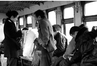 记者体验全国最便宜火车 1元钱乘大山火车(图)