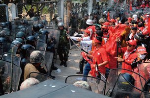 2010年4月泰国军警与"红衫军"激烈冲突