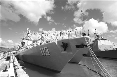 中国海军编队抵珍珠港首次访美 将与美军踢足球