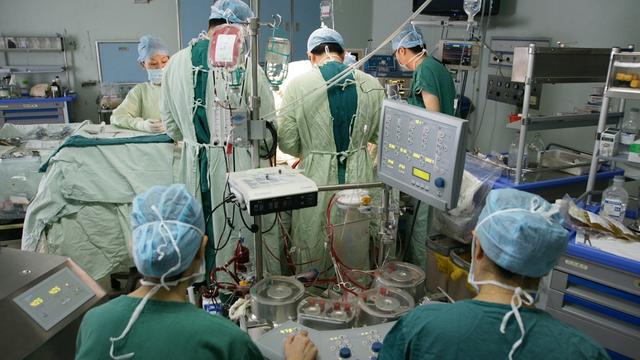 原成都军区总医院扶贫爱民:大医精诚攀登心术巅峰_新闻_腾讯网