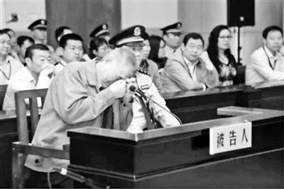 退休检察官驾车撞学生受审 因维权失败求关注