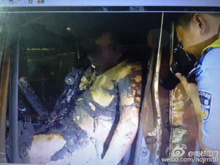 广东一轿车撞上砖头堆 司机困在驾驶室被烧死