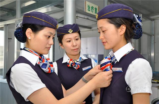 组图：江苏一医院推“空姐”护士服务 经航空公司培训