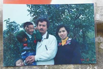 8岁男童“溺亡” 15年后英国归来认父母(图)