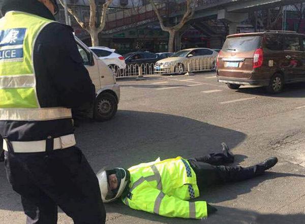 西安女乘客踹翻交警竖中指 涉嫌妨害公务被刑拘