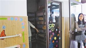 当时两个孩子就被关在这个储物间里。