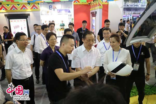 四川科技旅游商品惊亮相 行走酒店引围观