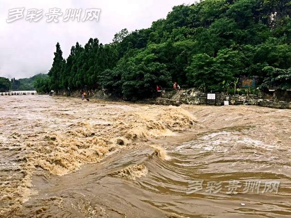 黄果树瀑布群迎今年以来最大水量 多个景点关闭