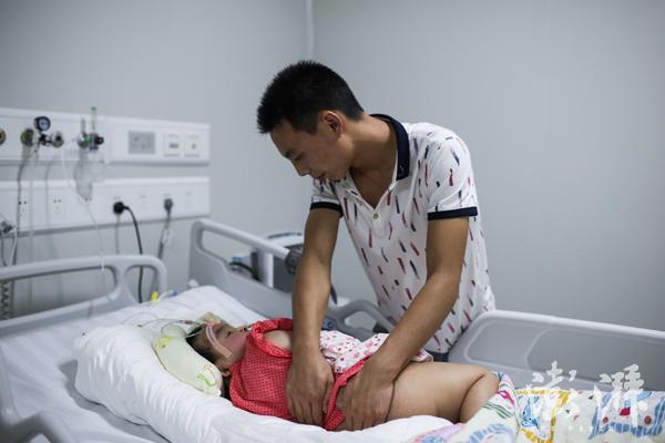 河南被虐女童之父：看她会哭会笑 我高兴又想哭