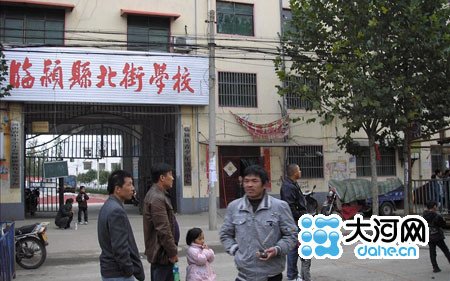 网曝河南物交会上演脱衣舞 距公安局不足百米