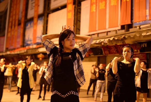 武汉数百名 女老板隔街  斗舞  声势浩大(组图)_