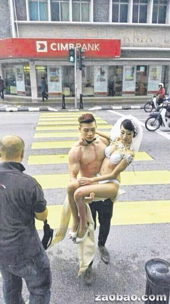 马来西亚模特闹市拍三点式婚纱照 被控骚扰(图)