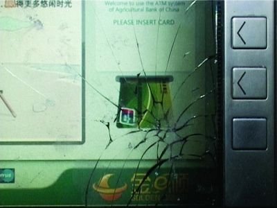 男子持砖夜砸取款机 被抓时自称只为好玩(图)