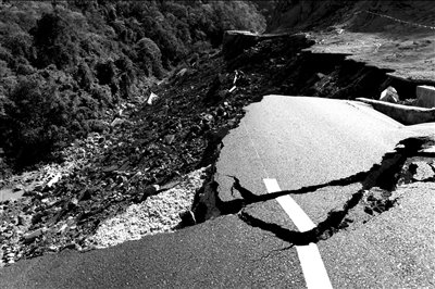 云南“最短命公路”致2死2伤 为拿补助赶工期