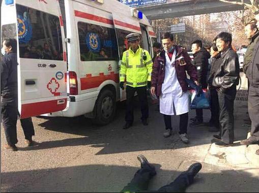 西安女乘客踹翻交警竖中指 涉嫌妨害公务被刑拘