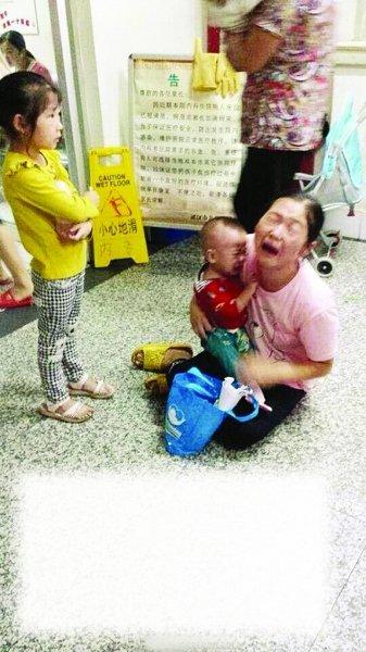 母亲带子看病丢5千元救命钱 周围人1小时凑千元