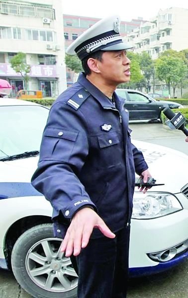 男子持枪冲进银行索要百万 案发20分钟后落网
