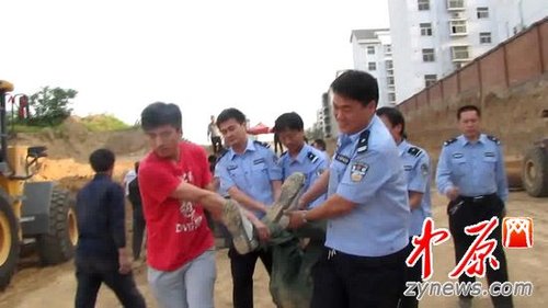 河南巩义村民制止非法建设被警察强行拘留(图)