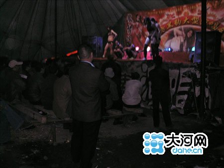 网曝河南物交会上演脱衣舞 距公安局不足百米